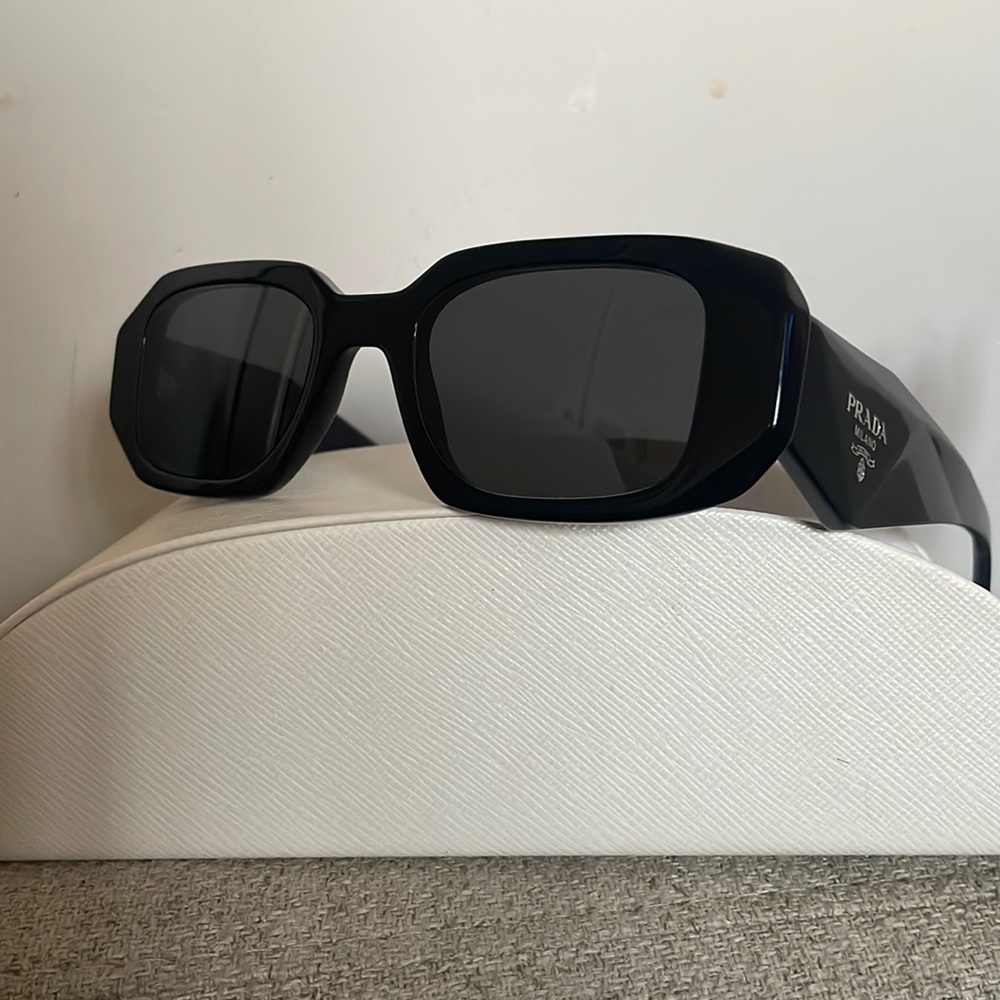 Barely worn Prada Symbole sunglasses. No scratches. Both cases included
